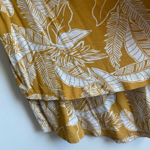 Latched Mama • Golden Yellow Tropical Leaf 3/4 Sleeve Scoop Neck Nursing Top 2.0 - Picture 3 of 8